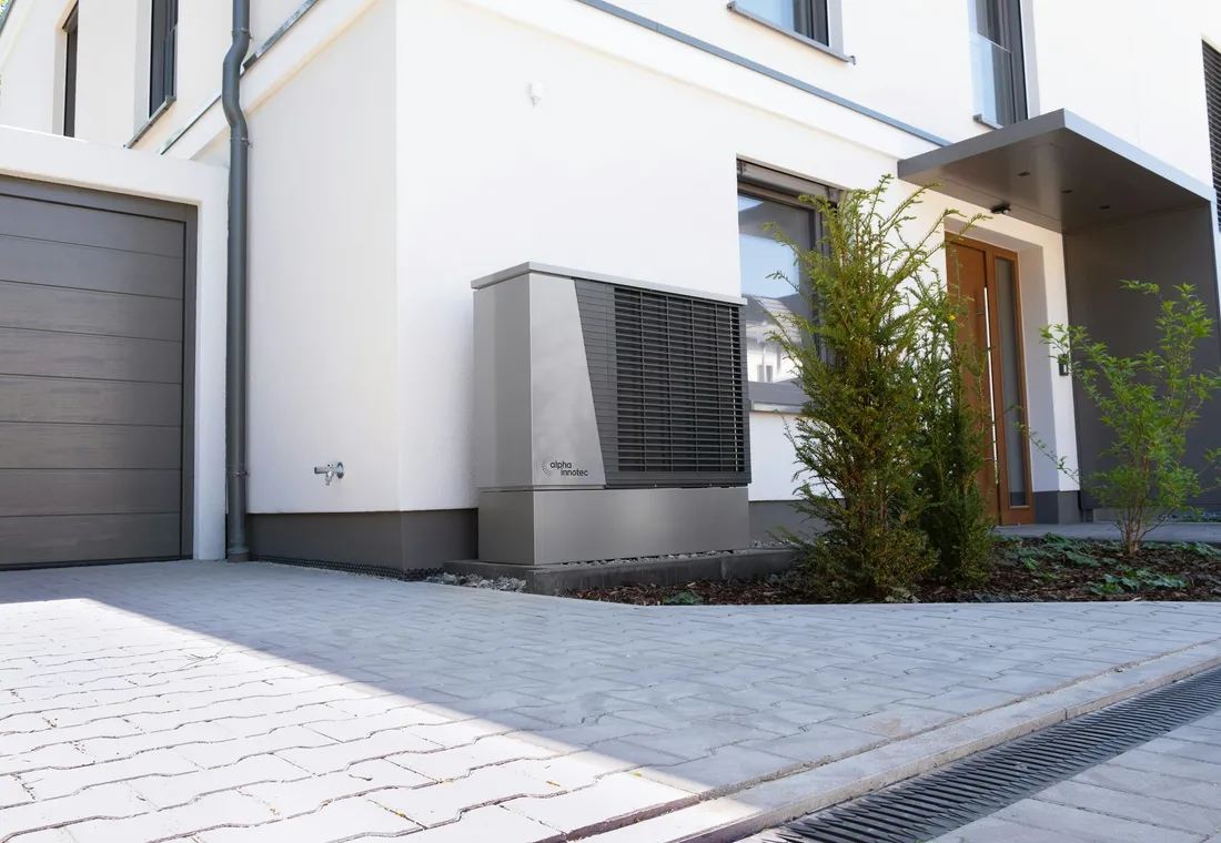 Maison moderne équipée d’une pompe à chaleur